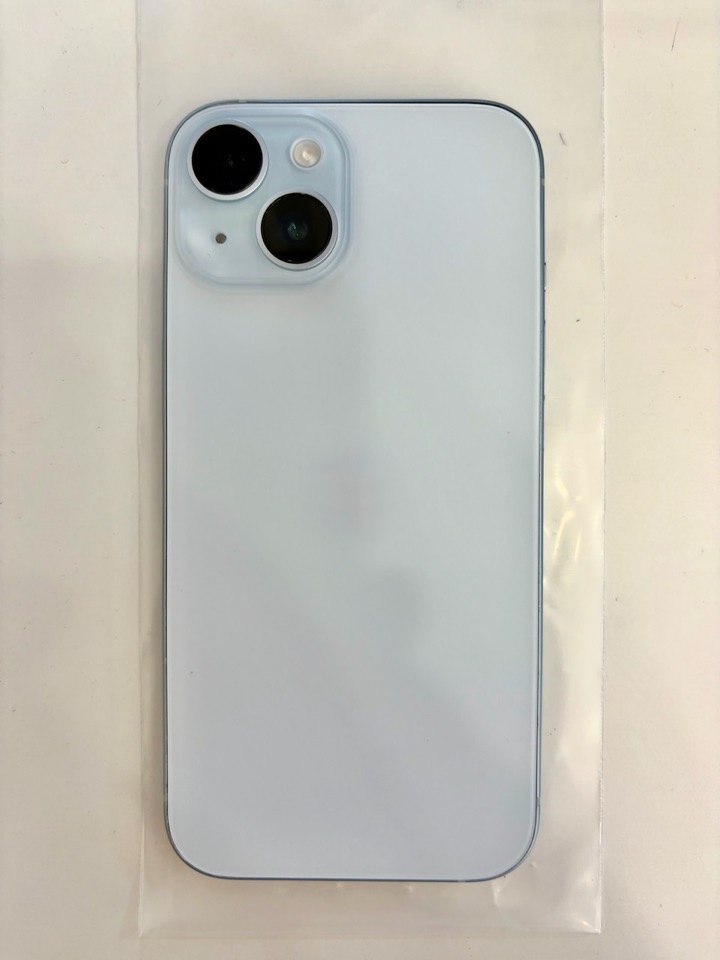 背面パネル交換後のきれいなブルーのiPhone 15
