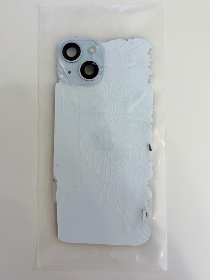 背面ガラスが全体に大きく割れた修理前のブルーのiPhone 15